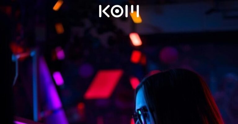 Mujer desarrolladora de software programando código de proyecto open source en ambiente con luces de neón - KOM