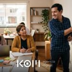 Equipo de marketing dibuja en una pizarra el mapa de preguntas de sus clientes para aplicar el query fan out en sus páginas