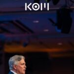 Investigador senior dando keynote en conferencia de tecnología e inteligencia artificial - KOM