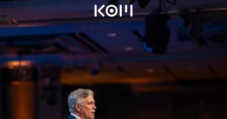 Investigador senior dando keynote en conferencia de tecnología e inteligencia artificial - KOM
