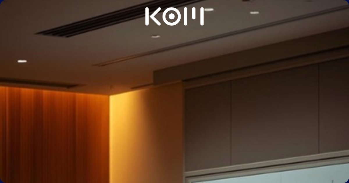 Auditorio universitario con presentación sobre redes neuronales y aprendizaje profundo - KOM