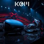 Escenario de evento de tecnología con productos innovadores e iluminación dramática roja y azul - KOM