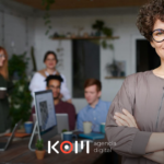 Empresarios peruanos revisando el cumplimiento del Libro de Reclamaciones obligatorio según INDECOPI y la Ley 29571