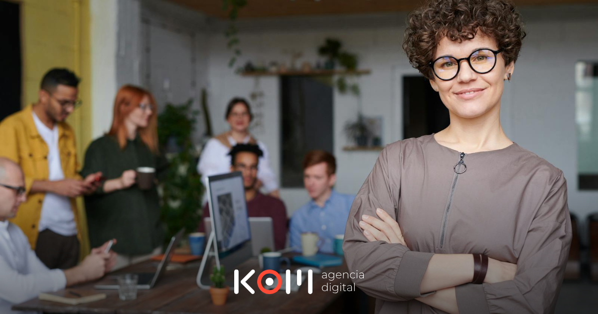 Empresarios peruanos revisando el cumplimiento del Libro de Reclamaciones obligatorio según INDECOPI y la Ley 29571