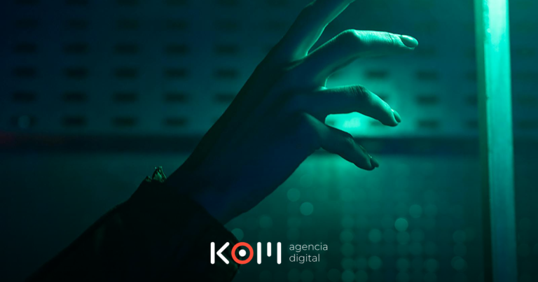 Asistente peruana de atención al cliente diferenciando reclamos de quejas según INDECOPI