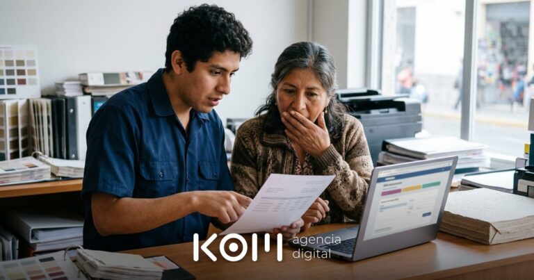 Dos socios de una imprenta revisan su estado de cuenta tras ver el precio de renovación del hosting y dominio de su web (renovación hosting dominio precio)