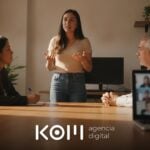 Equipo de una pyme en una videollamada con participantes remotos mientras deciden resumir reuniones con IA tras avisar a todos