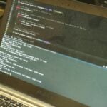 Pantalla de laptop mostrando código de programación, similar a la implementación de schema markup en un sitio web