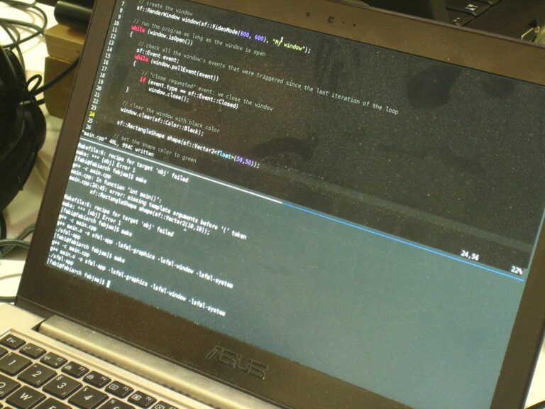 Pantalla de laptop mostrando código de programación, similar a la implementación de schema markup en un sitio web