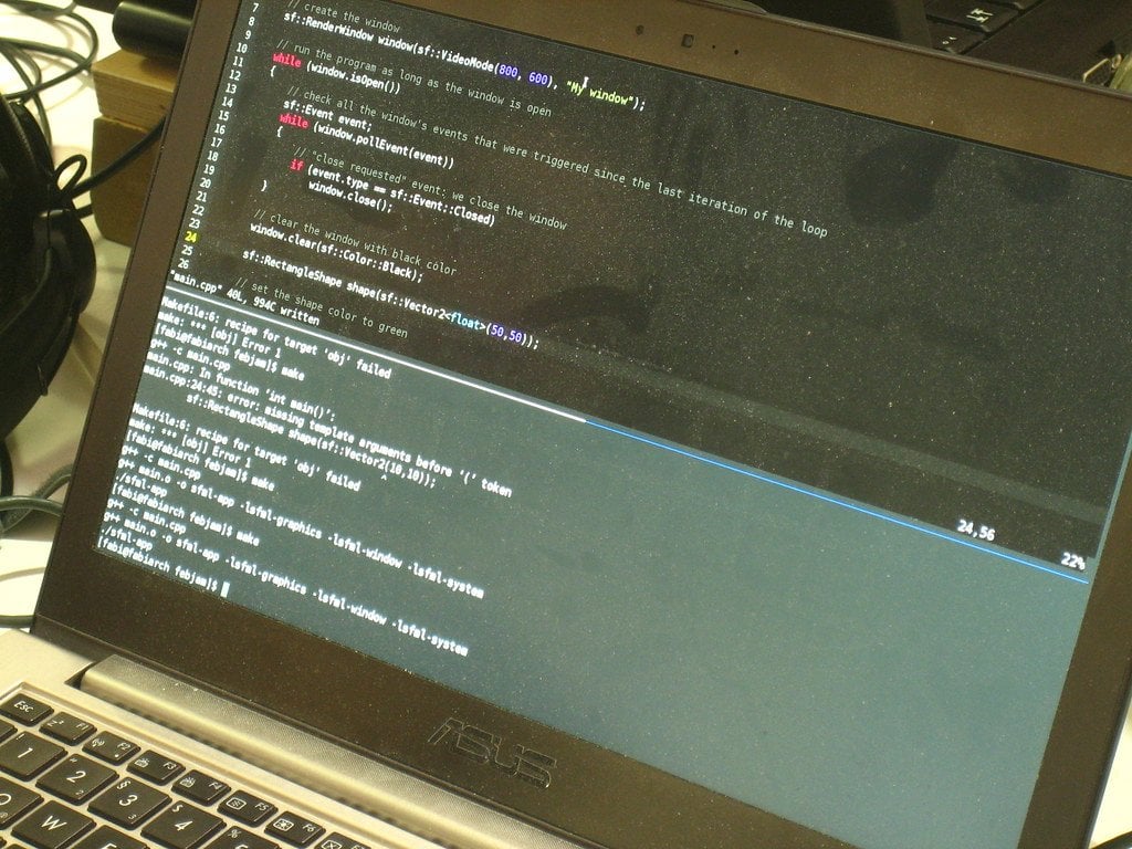Pantalla de laptop mostrando código de programación, similar a la implementación de schema markup en un sitio web