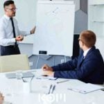 Código de schema Organization con campos enriquecidos como founder y hasCredential en JSON-LD