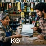 Dueña de una ferretería y su hijo revisan gráficos en una laptop siguiendo un tutorial de Search Console en el mostrador (search console tutorial)
