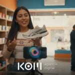 Dueña de una tienda de zapatillas graba un video con su celular mostrando un modelo para aplicar SEO en TikTok a su negocio