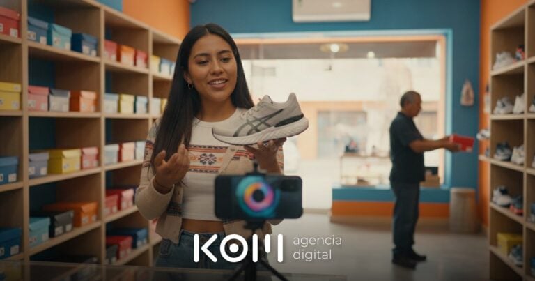 Dueña de una tienda de zapatillas graba un video con su celular mostrando un modelo para aplicar SEO en TikTok a su negocio