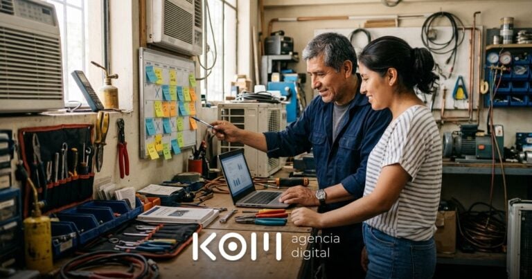 Dueño de un taller de Piura y su hija planifican en un calendario las tareas de SEO de su web nueva para los primeros meses (seo web nueva)