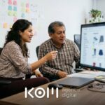 Especialista y dueño de una tienda revisan el árbol de categorías en el monitor para mejorar el SEO WooCommerce de su catálogo
