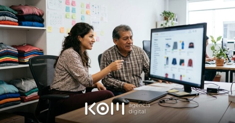 Especialista y dueño de una tienda revisan el árbol de categorías en el monitor para mejorar el SEO WooCommerce de su catálogo
