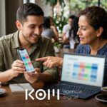 Diseñador web y dueña de negocio revisan en laptop y celular una tabla comparativa SEO de planes y precios para su página web