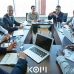 Gráfico de tasas de conversión por industria en Perú con benchmarks internacionales y datos KOM