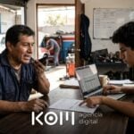 Dueño de un taller graba audios mientras su hijo organiza en la laptop los textos para página web del negocio