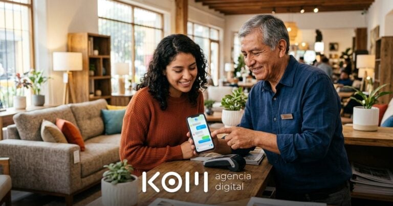Vendedor de una mueblería explica a una clienta en su celular cómo aplican la transparencia en el uso de IA con clientes (transparencia uso de ia clientes)
