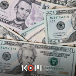 Empresario peruano calculando multas INDECOPI 2026 con UIT de S/5,500 por incumplimiento del Libro de Reclamaciones