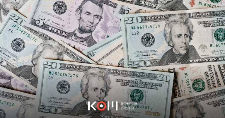 Empresario peruano calculando multas INDECOPI 2026 con UIT de S/5,500 por incumplimiento del Libro de Reclamaciones