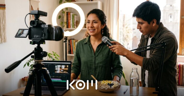 Nutricionista peruana graba una clase en su estudio en casa para vender cursos online desde Perú con ayuda de su asistente (vender cursos online perú)