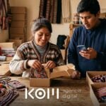 Emprendedora empaca pedidos en su taller mientras su hermano confirma un pago al vender por internet sin RUC