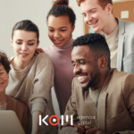 Equipo empresarial peruano celebrando los beneficios del Libro de Reclamaciones virtual para su negocio