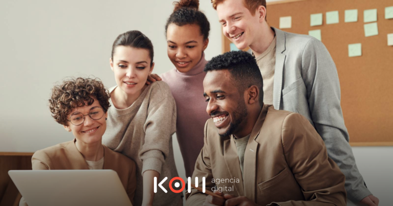 Equipo empresarial peruano celebrando los beneficios del Libro de Reclamaciones virtual para su negocio