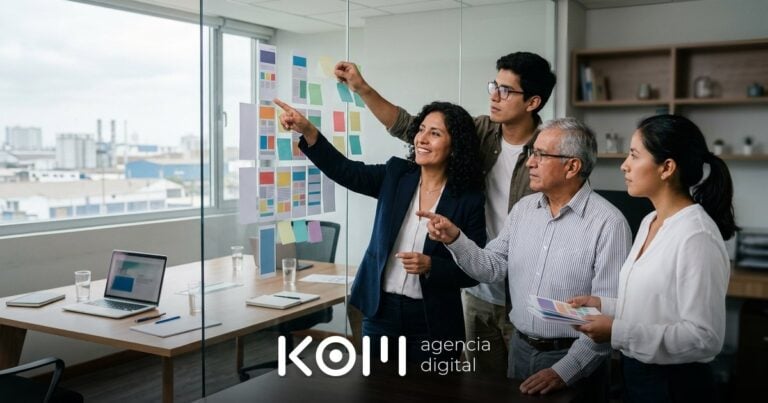 Equipo de una mediana empresa ordena tarjetas en una pared de vidrio para definir la estructura de su web corporativa (web corporativa estructura)