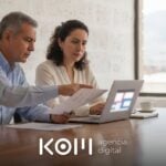 Socios de un estudio contable revisan en la laptop los permisos antes de conectar un asistente de IA con WordPress MCP